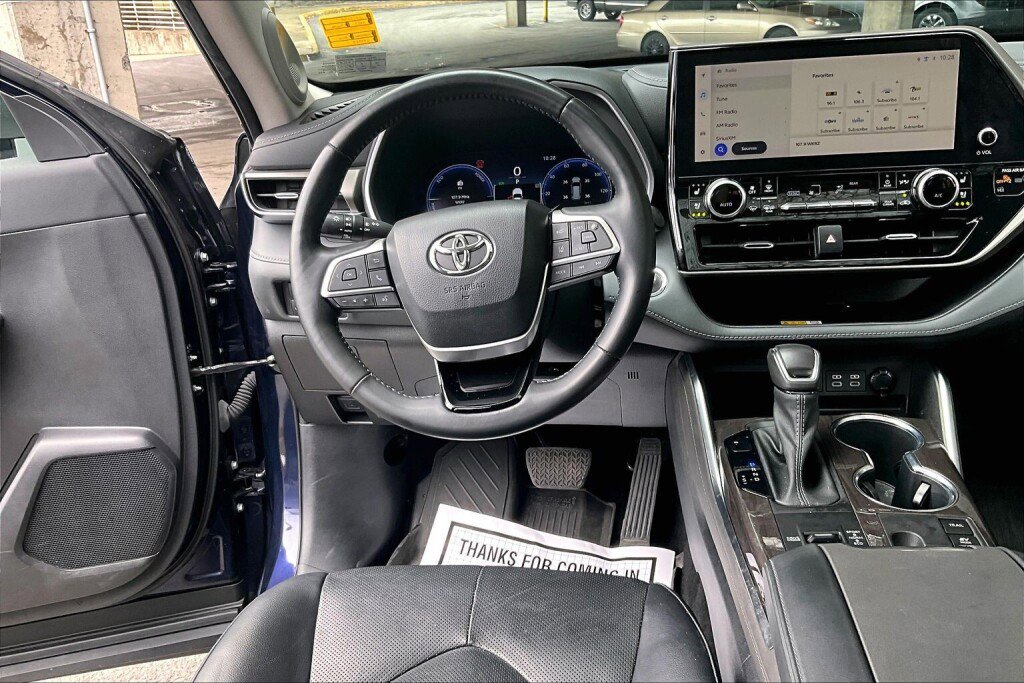 Used 2023 Toyota Highlander Limited image 7