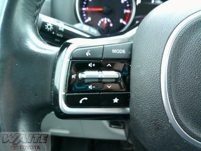 Used 2023 Kia Carnival LX image 11