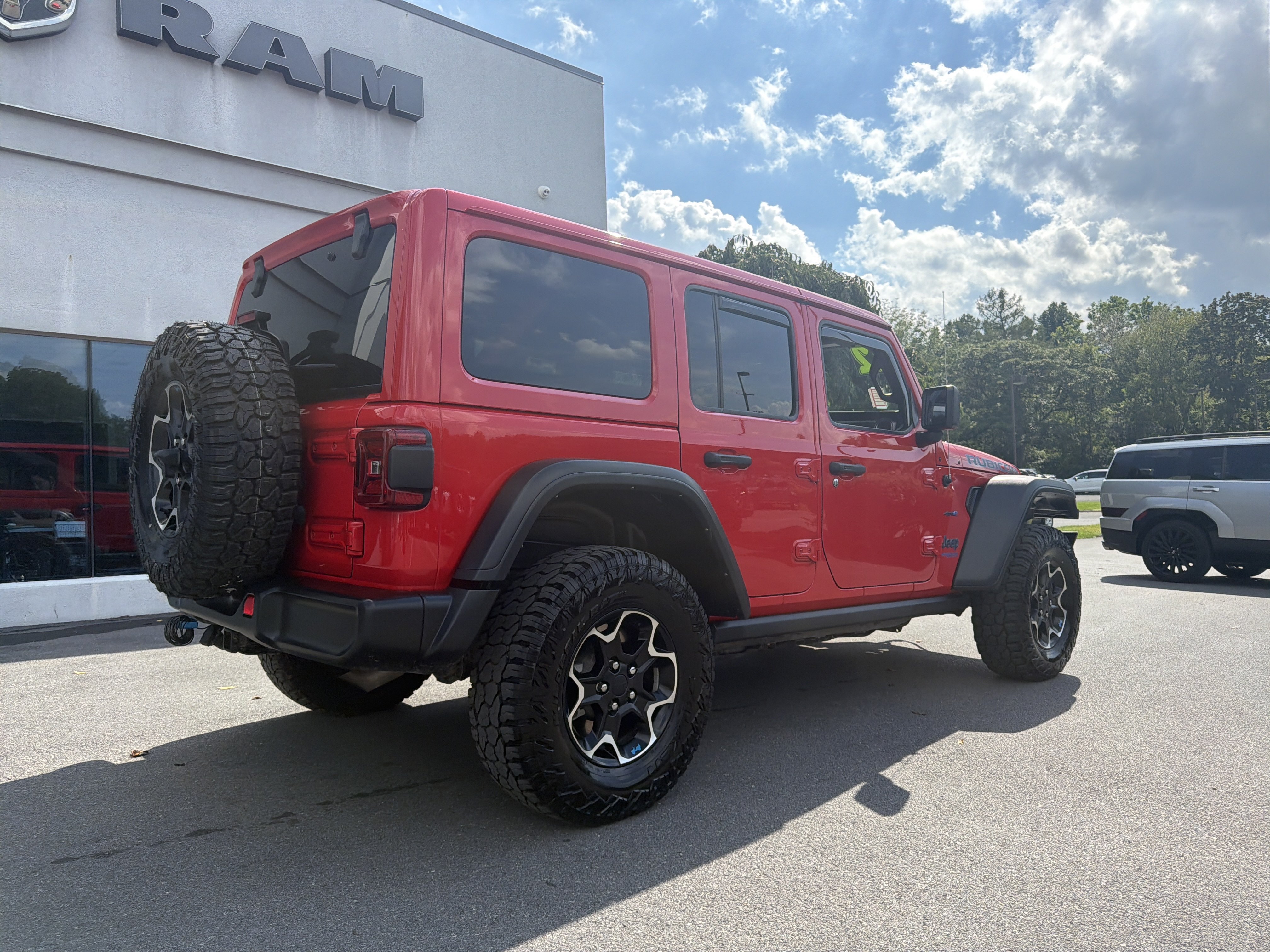 Used 2022 Jeep Wrangler Unlimited Rubicon 4xe AWD/4WD image 3