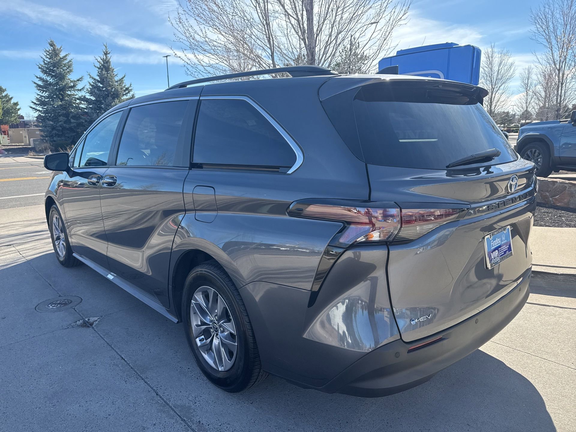 Used 2025 Toyota Sienna XLE image 9