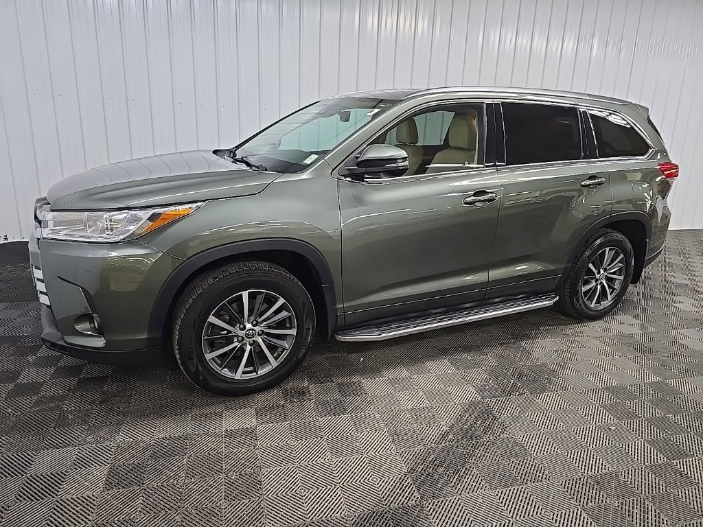 Used 2017 Toyota Highlander XLE AWD/4WD image 9
