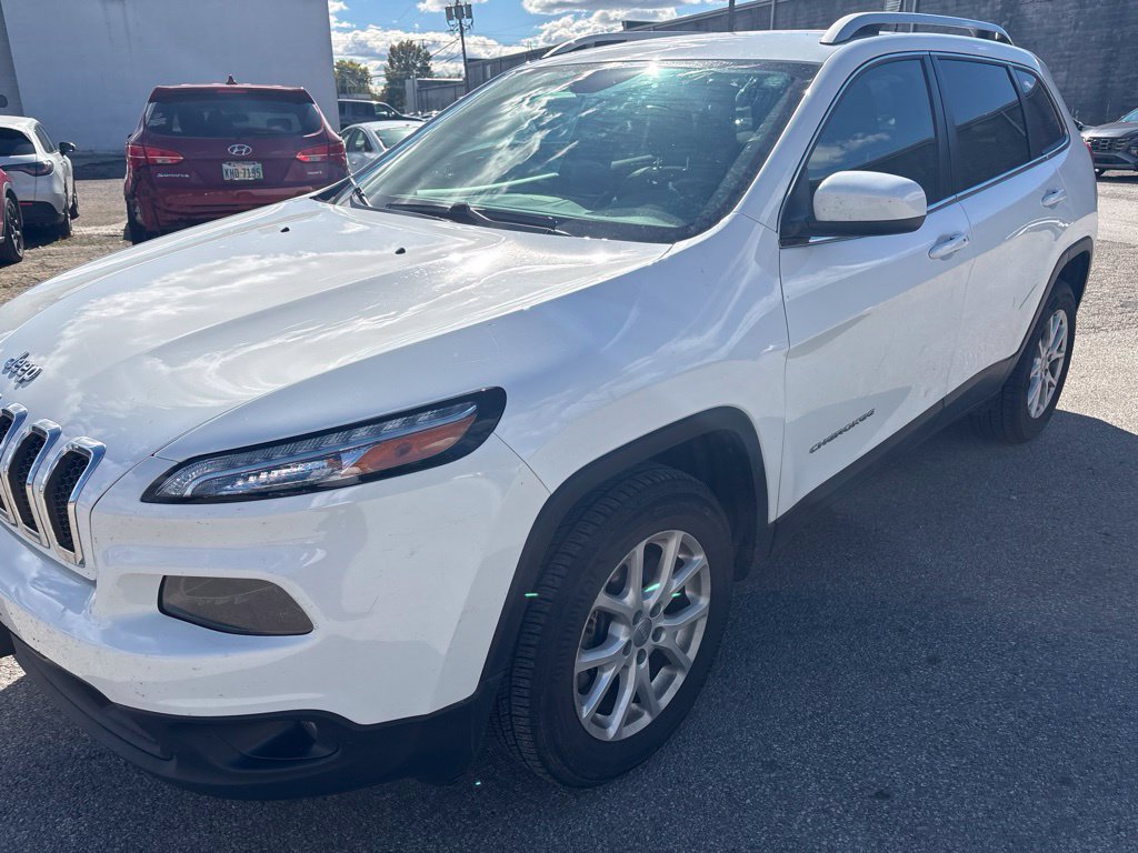 Used 2018 Jeep Cherokee Latitude Plus w/ Cold Weather Group AWD/4WD image 1