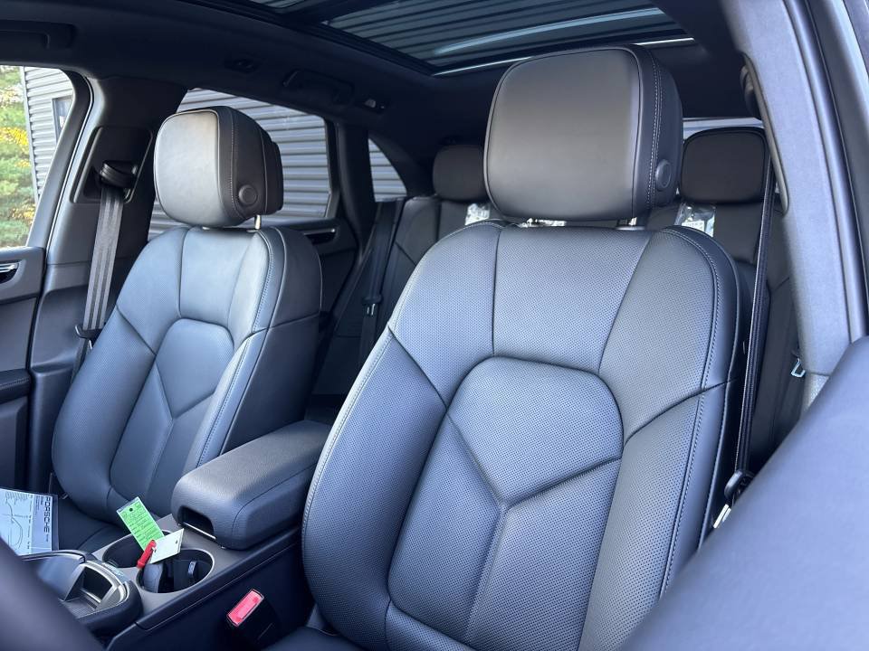 Certified 2026 Porsche Macan AWD/4WD image 11