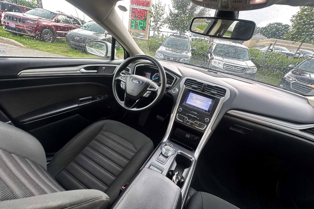 Used 2019 Ford Fusion SE image 15
