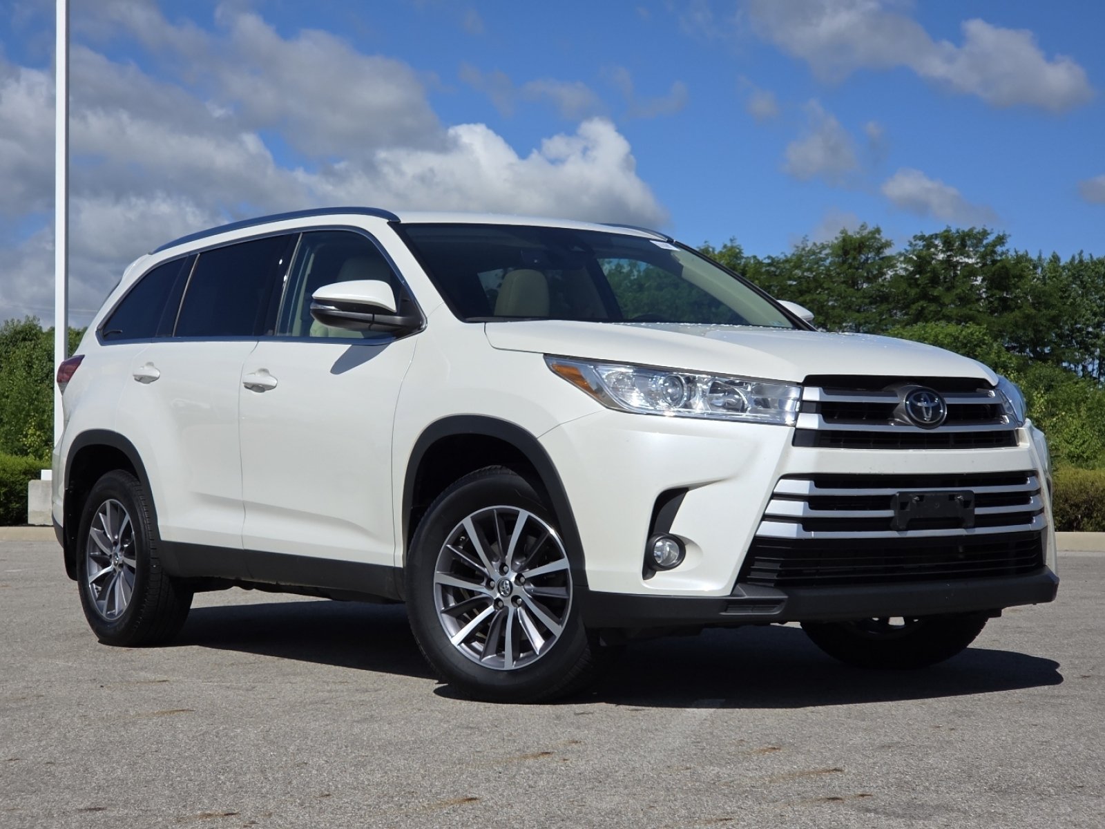 Used 2019 Toyota Highlander XLE AWD/4WD image 2