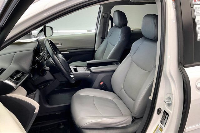 Used 2022 Toyota Sienna XLE w/ XLE Plus Package FWD image 18