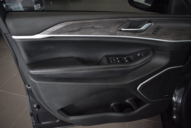 Used 2023 Jeep Grand Cherokee Limited w/ Black Appearance Package AWD/4WD image 29