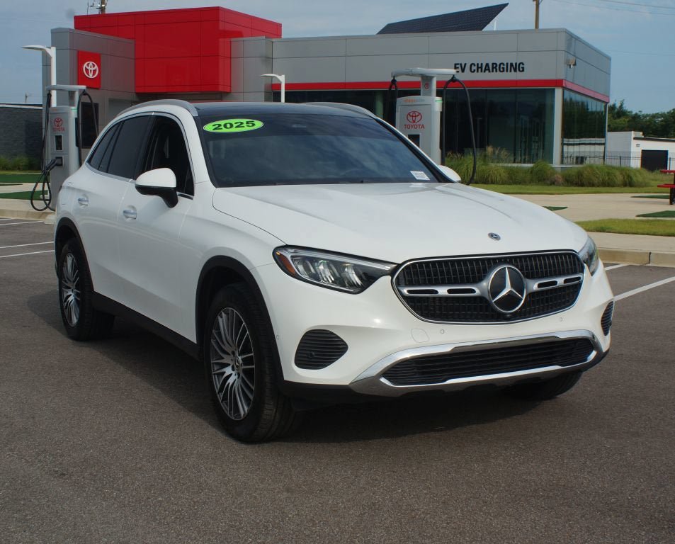 Used 2025 Mercedes-Benz GLC 300 image 2
