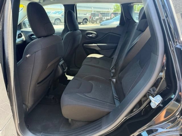 Used 2021 Jeep Cherokee Latitude AWD/4WD image 6