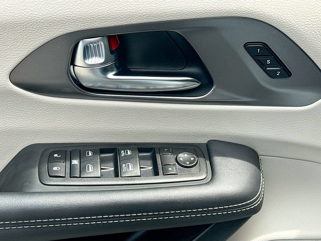 Used 2024 Chrysler Pacifica Touring-L FWD image 21