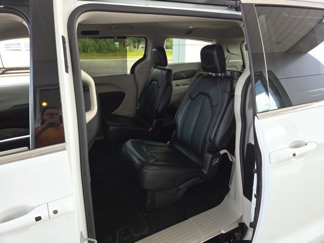Used 2023 Chrysler Pacifica Touring-L FWD image 19