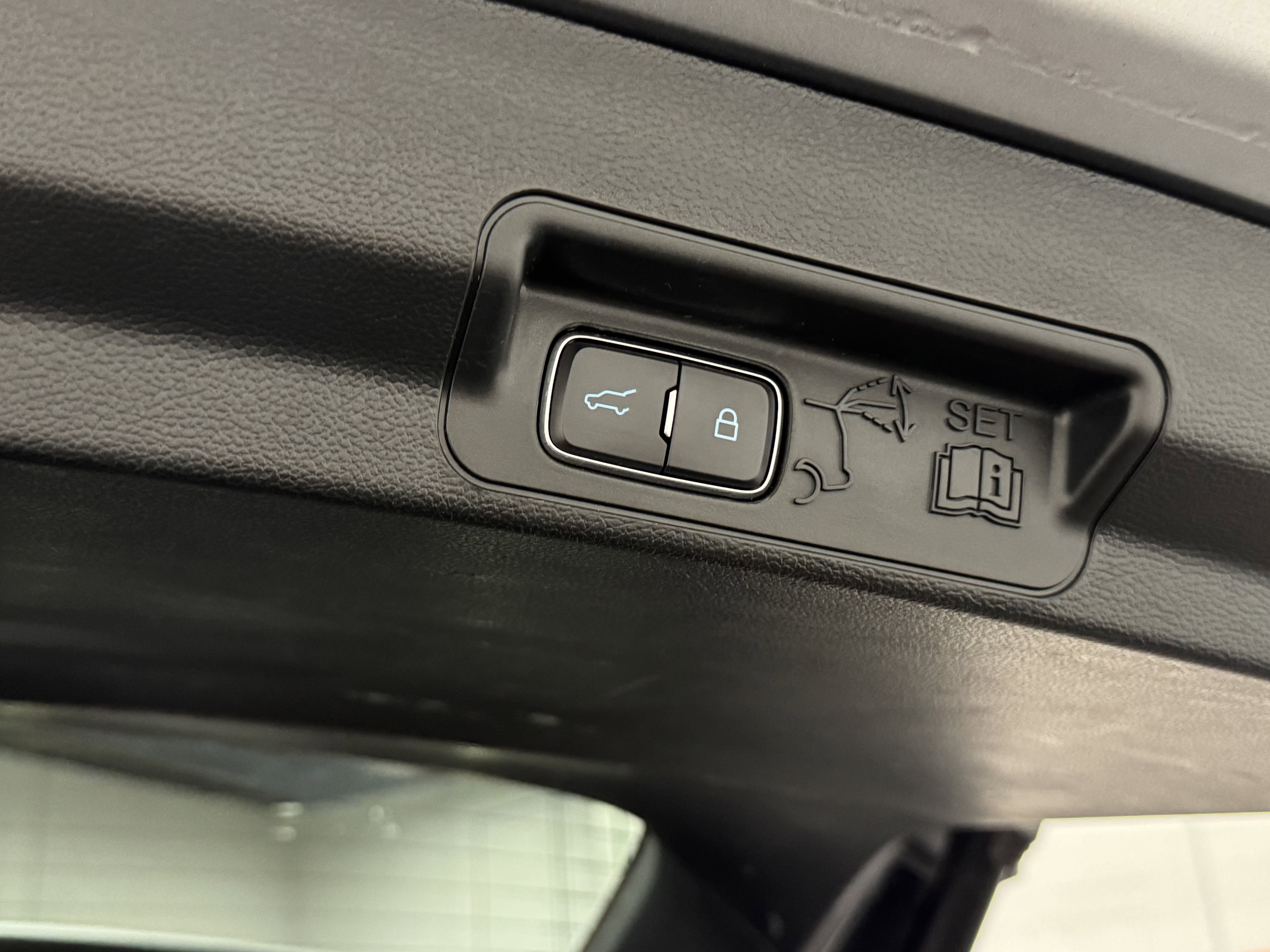 Used 2024 Ford Explorer Limited image 14