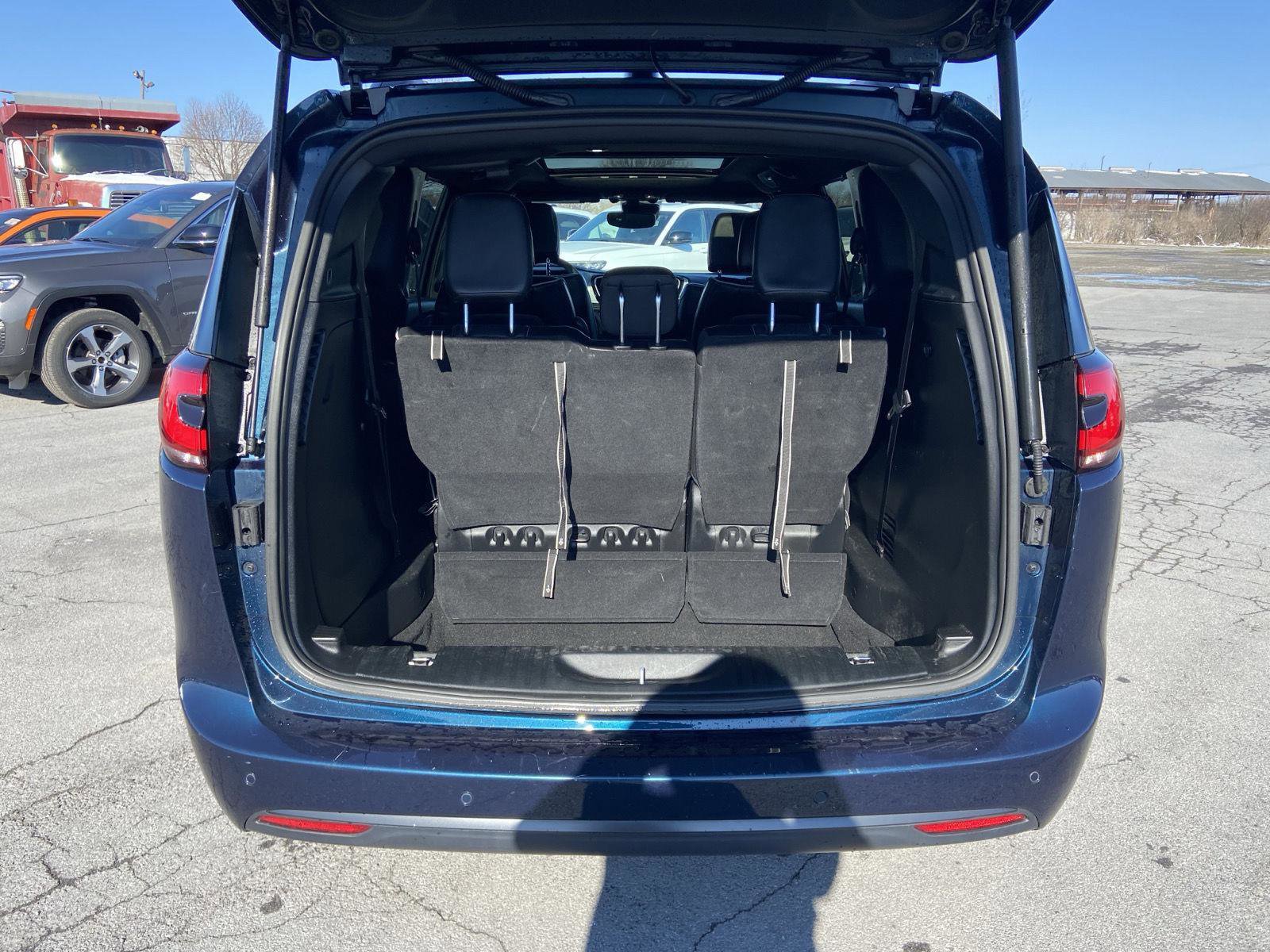 Used 2025 Chrysler Pacifica Limited image 16