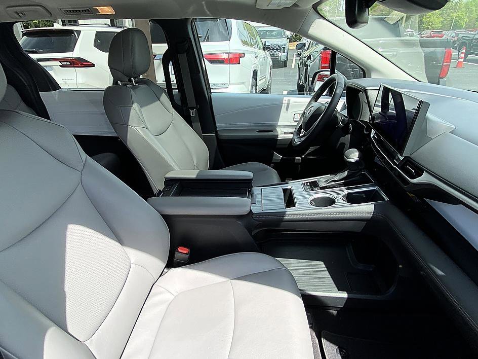Certified 2025 Toyota Sienna XLE FWD image 17