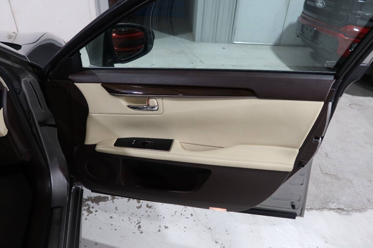 Used 2018 Lexus ES 350 w/ Luxury Package w/Wood Trim FWD image 30