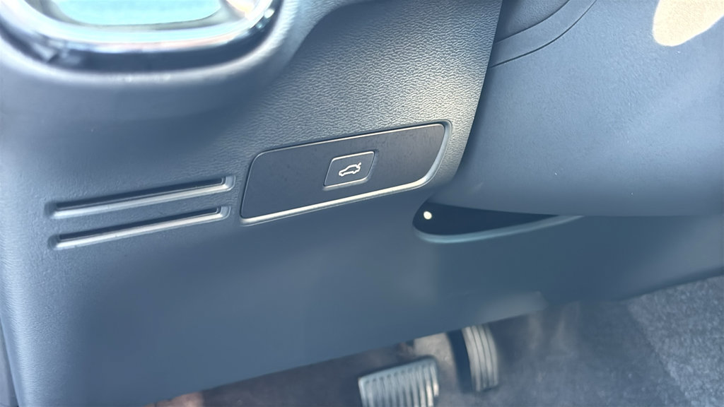 Certified 2024 Volvo XC40 B5 Plus w/ Climate Package AWD/4WD image 15