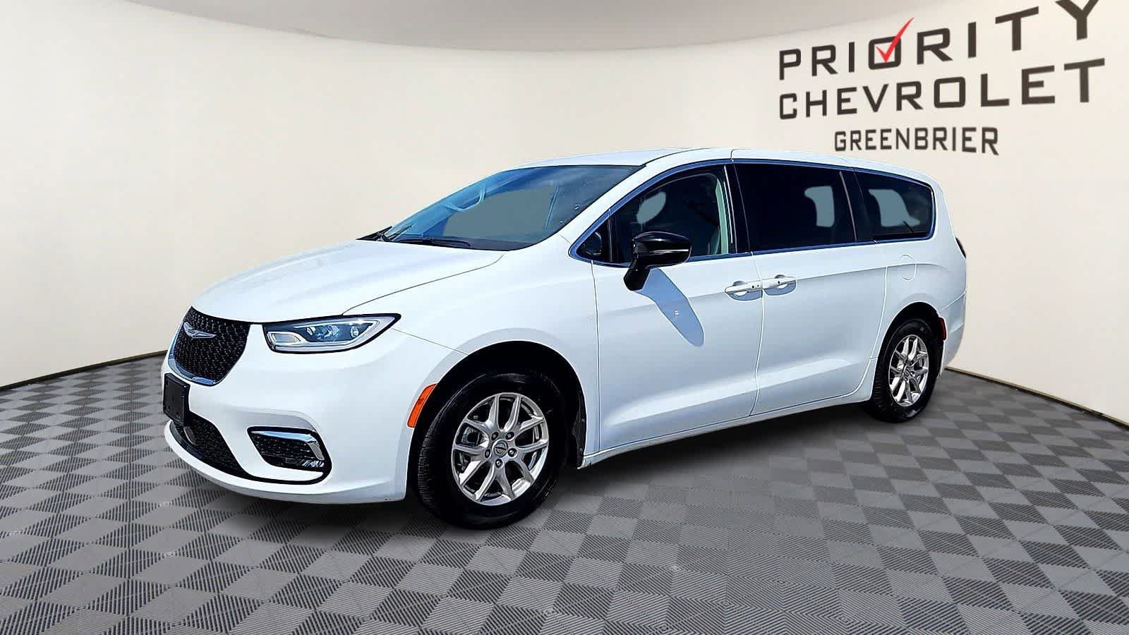 Used 2024 Chrysler Pacifica Touring-L FWD image 4