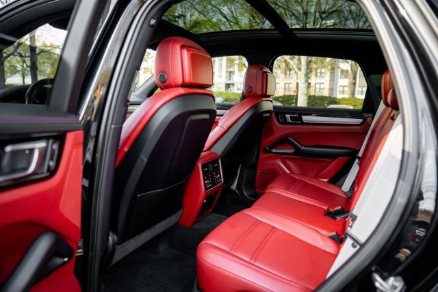 Used 2023 Porsche Cayenne Platinum Edition image 43