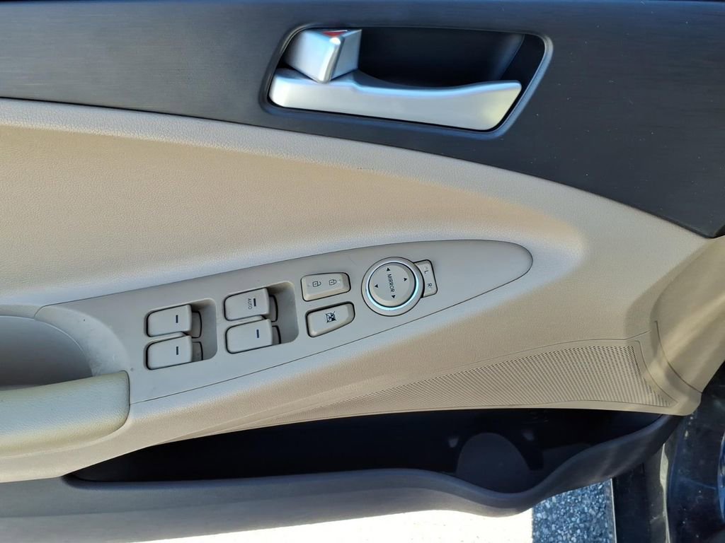 Used 2012 Hyundai Sonata GLS image 16