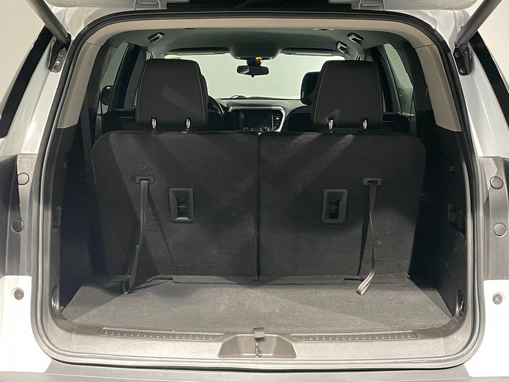 Used 2023 GMC Acadia SLE w/ Driver Convenience Package image 5
