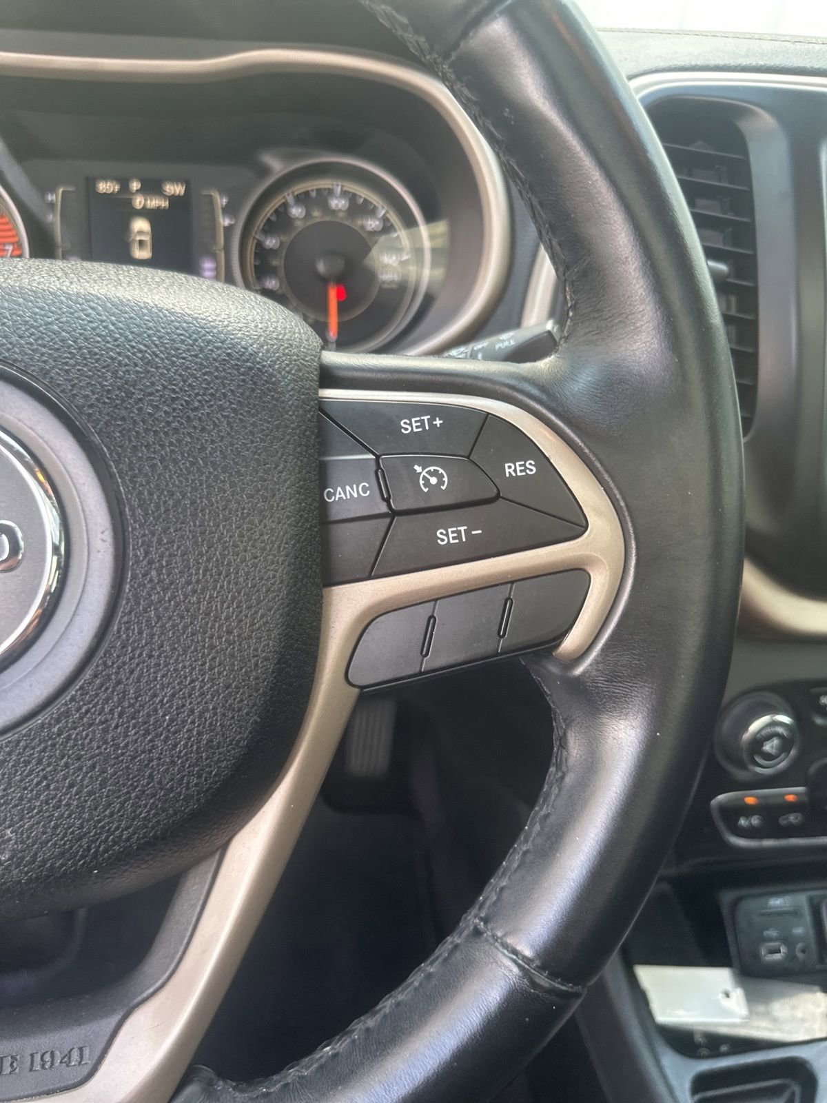 Used 2017 Jeep Cherokee Latitude w/ Comfort/Convenience Group image 22