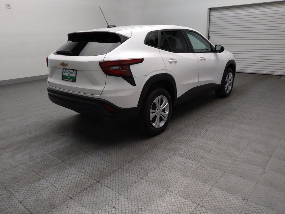 Used 2025 Chevrolet Trax LS FWD image 9