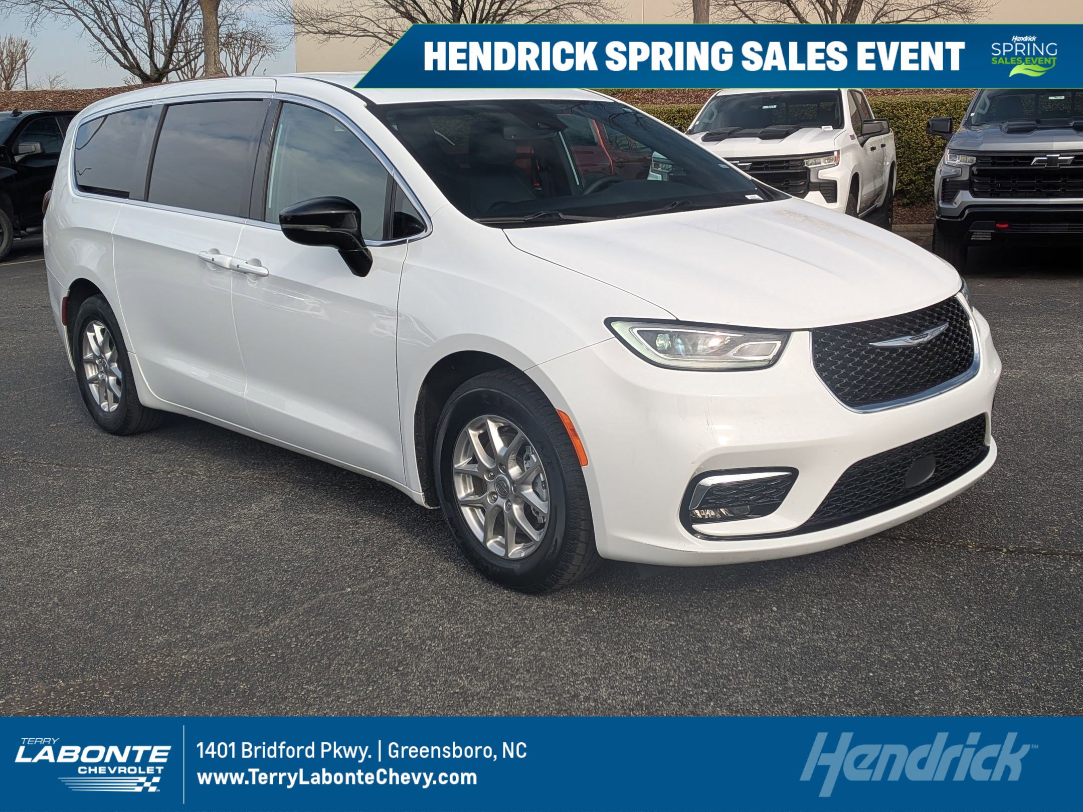 Used 2025 Chrysler Pacifica Select