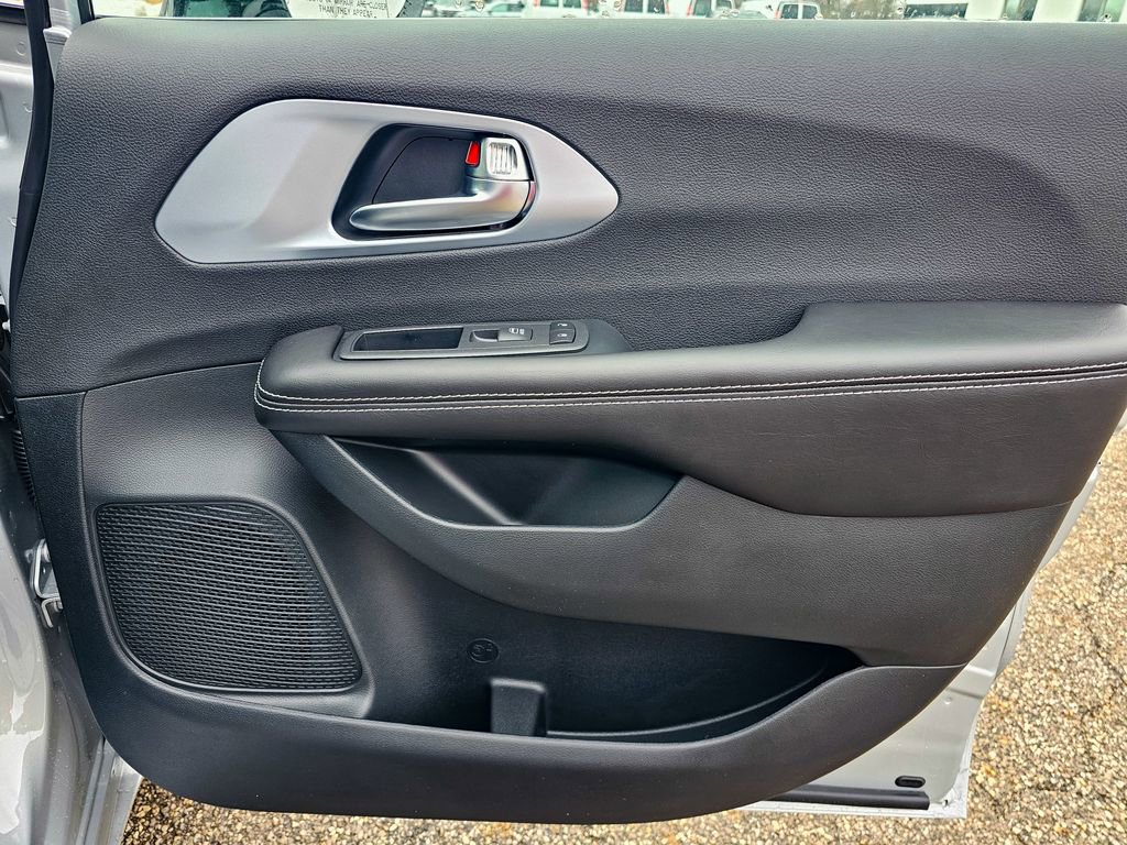 New 2026 Chrysler Pacifica Limited image 44