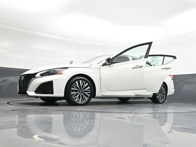 Used 2025 Nissan Altima 2.5 SV FWD image 48