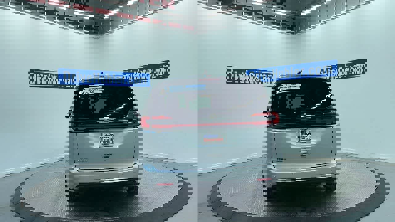 Used 2024 Chrysler Pacifica Touring-L image 2