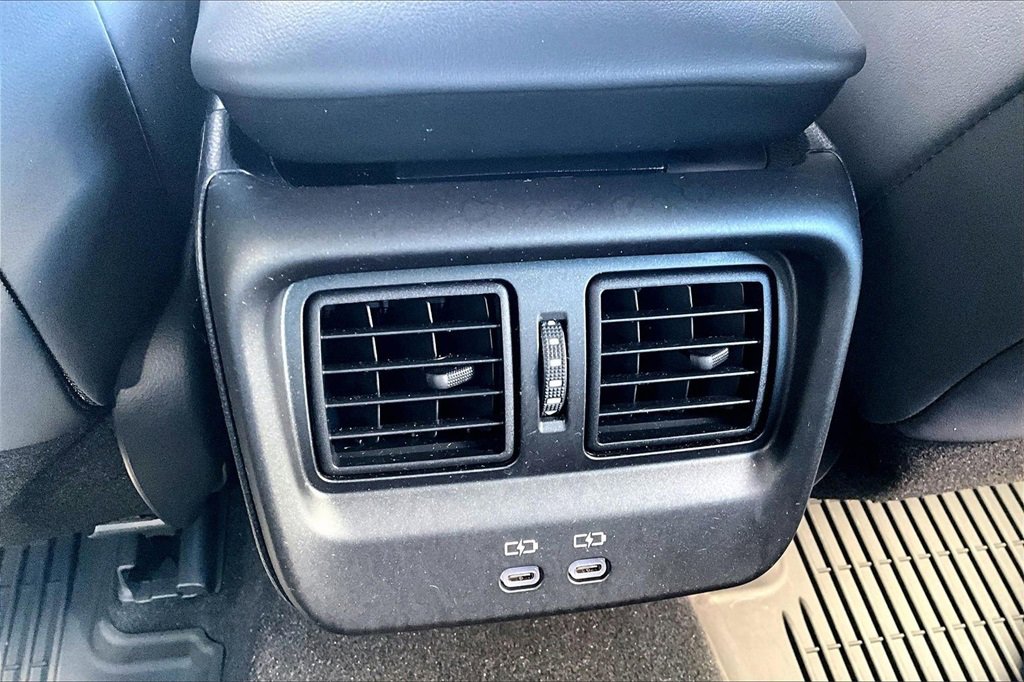 Used 2023 Toyota Crown Limited image 10