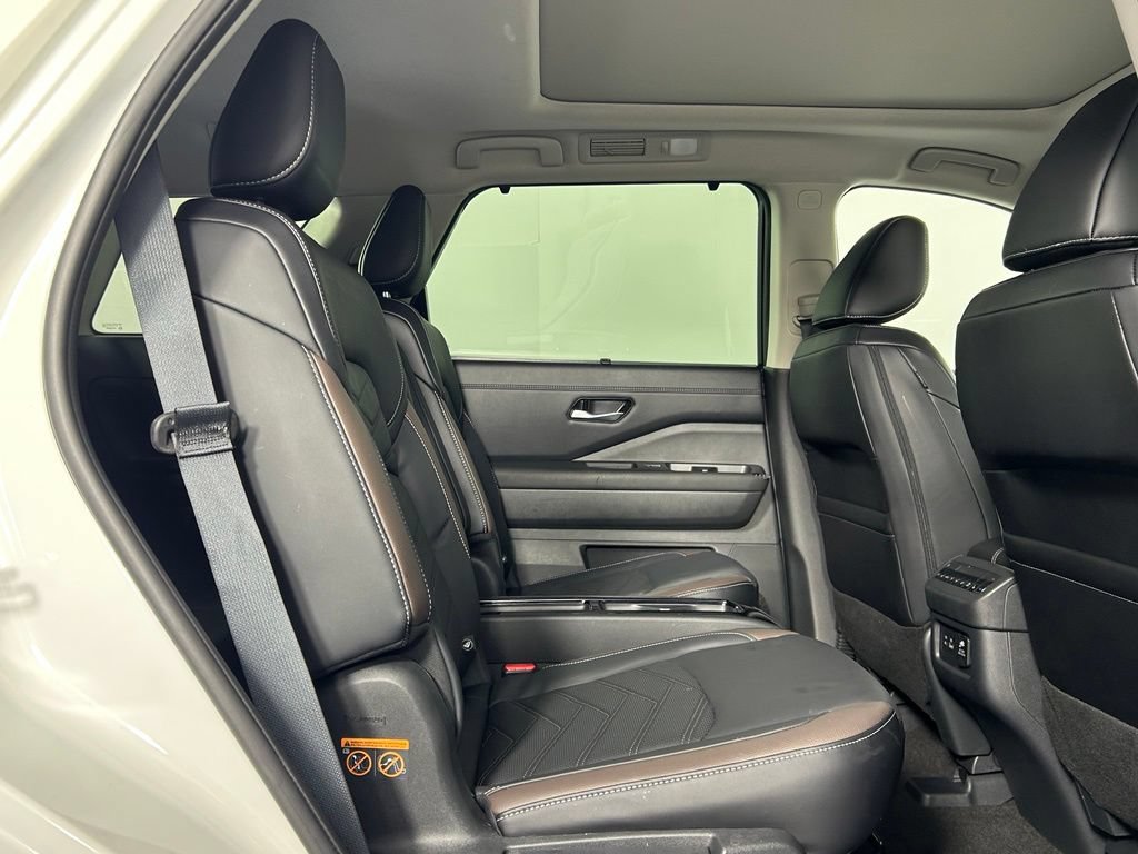 Used 2024 Nissan Pathfinder Platinum AWD/4WD image 13