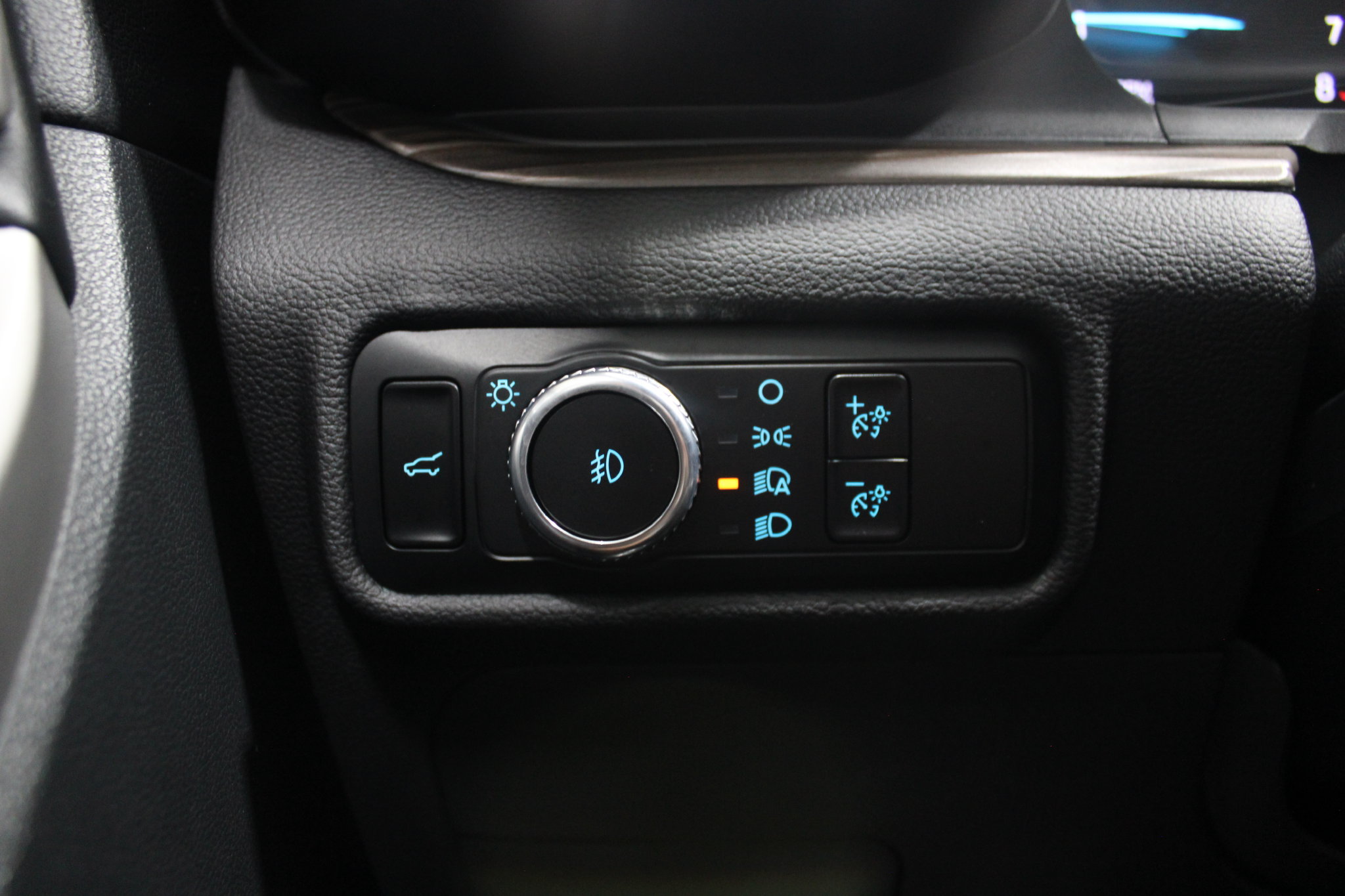 Used 2023 Ford Explorer Limited w/ Equipment Group 301A AWD/4WD image 38