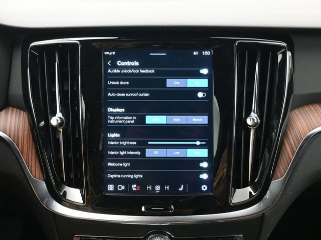 Used 2025 Volvo V60 B5 Cross Country Plus image 18