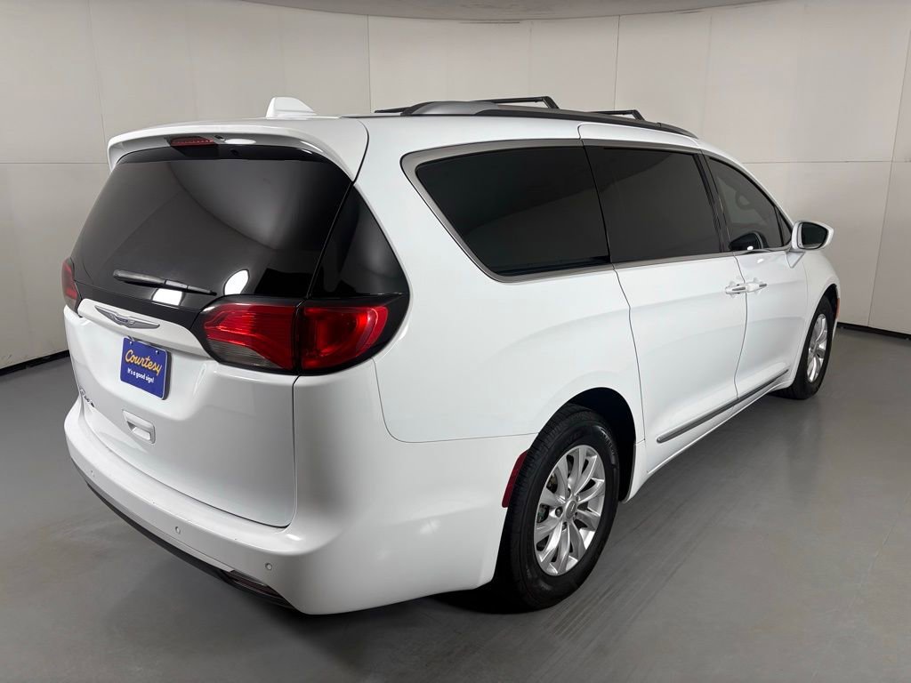 Used 2019 Chrysler Pacifica Touring-L image 8