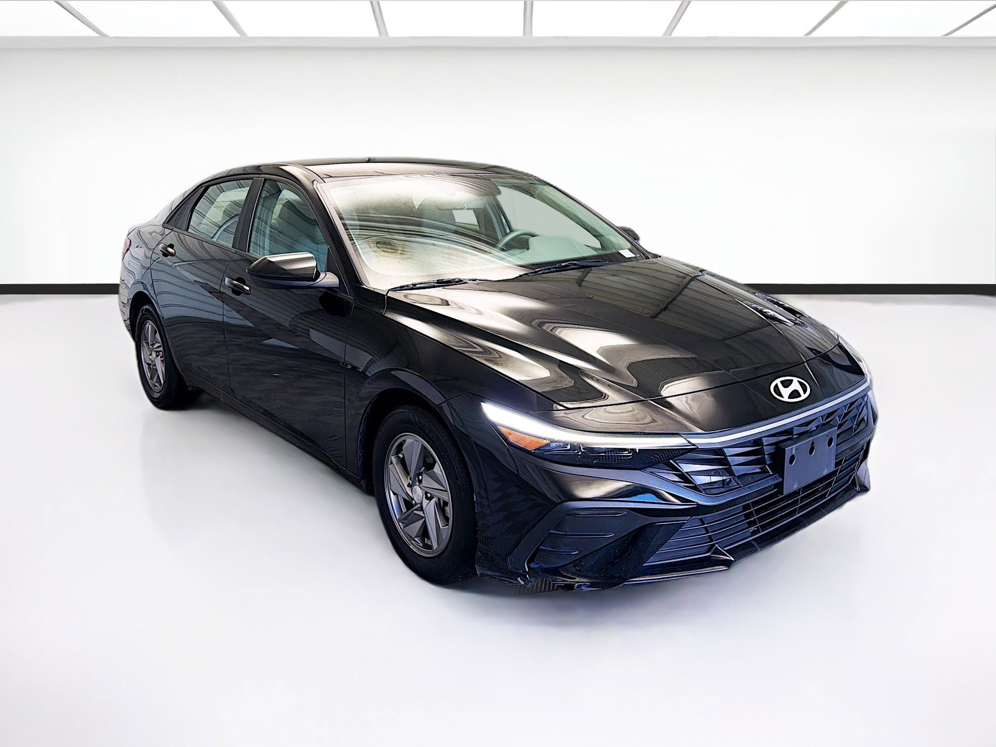 Used 2024 Hyundai Elantra SE image 3