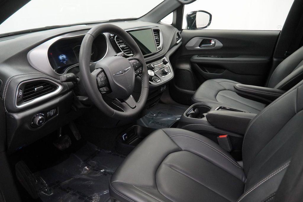 Certified 2024 Chrysler Pacifica Limited image 18