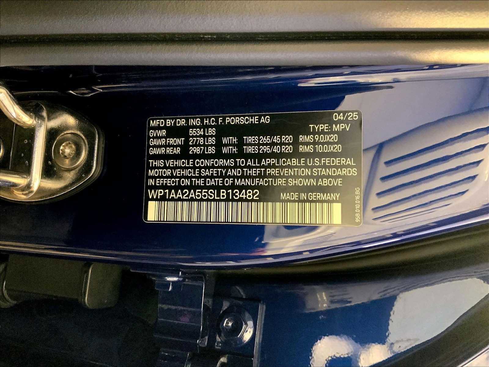 Certified 2025 Porsche Macan image 36