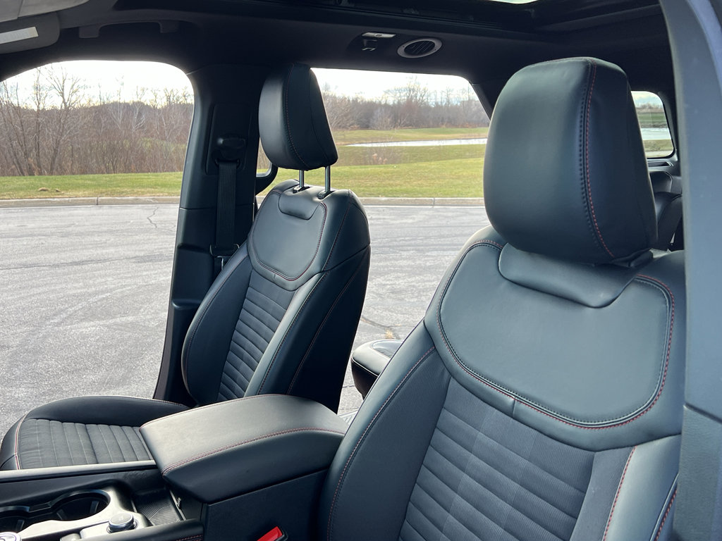 Used 2025 Ford Explorer ST-Line w/ ST-Line Street Pack image 16