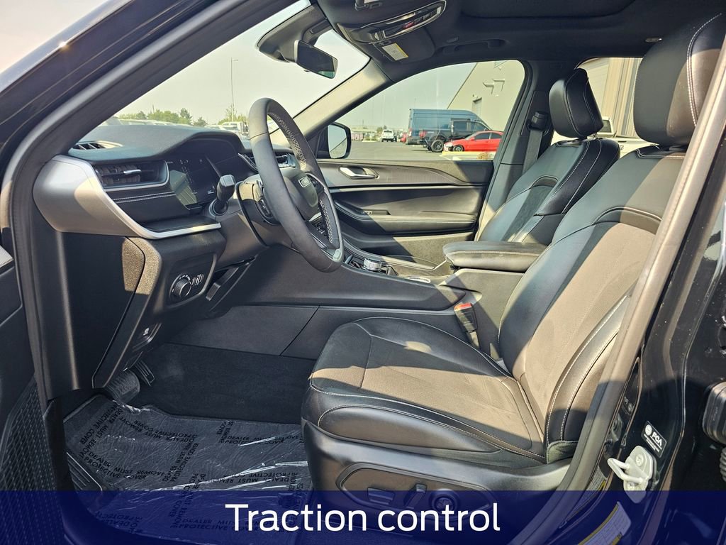 Used 2025 Jeep Grand Cherokee Altitude image 12