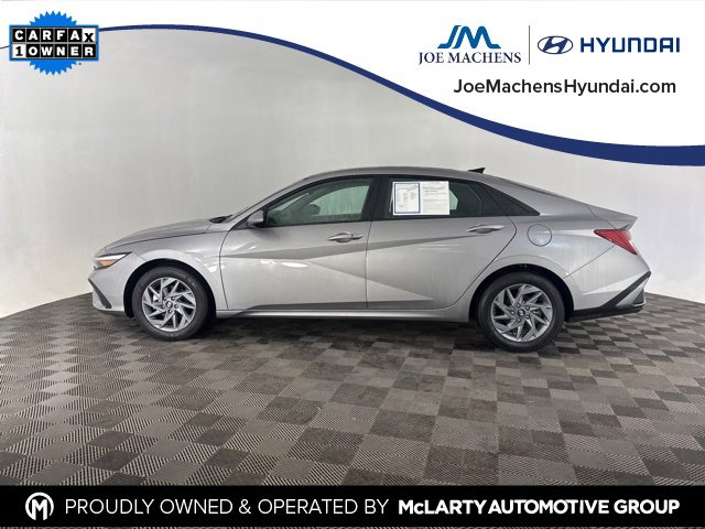Used 2025 Hyundai Elantra Blue image 2