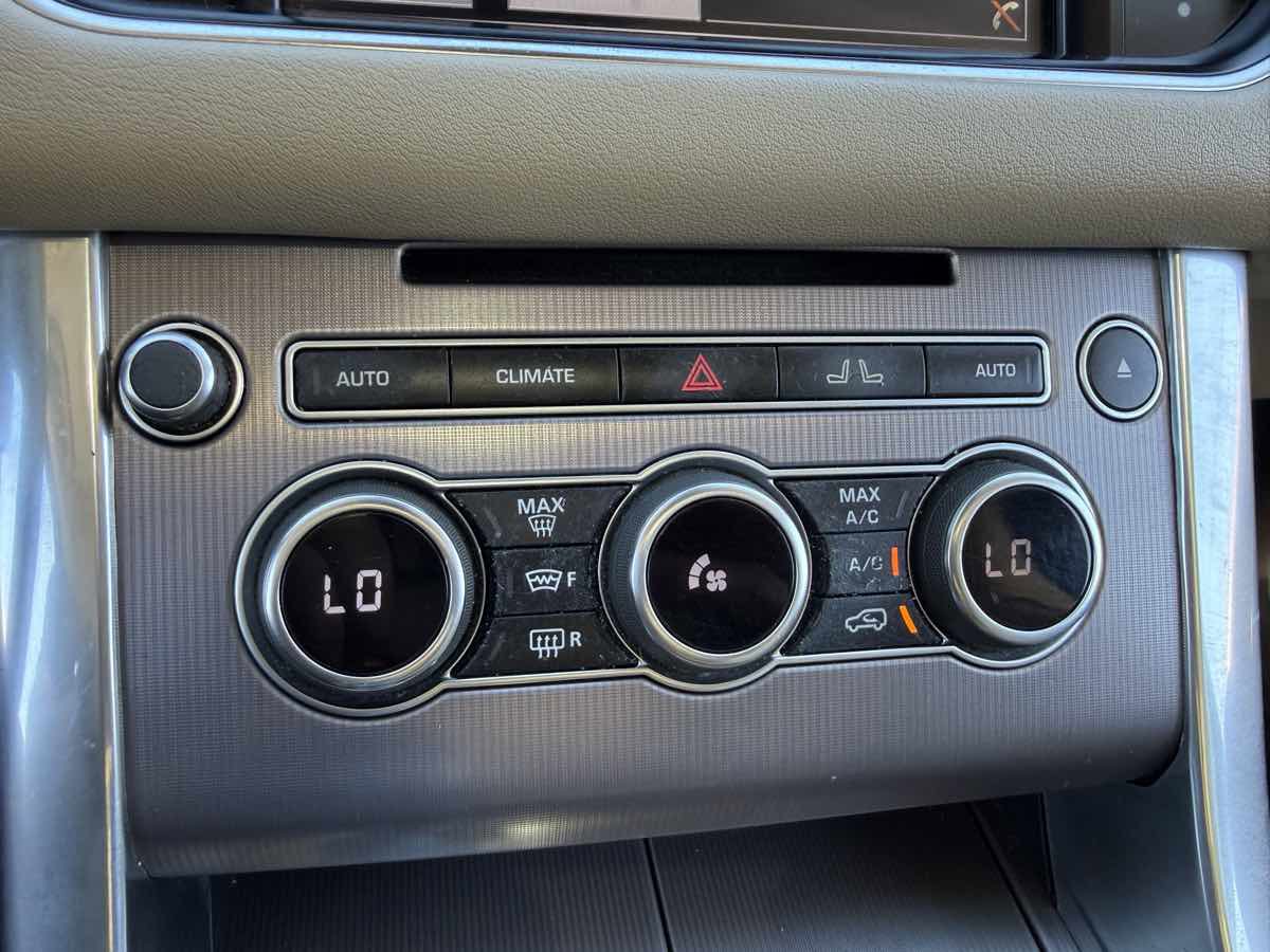 Used 2015 Land Rover Range Rover Sport HSE image 29