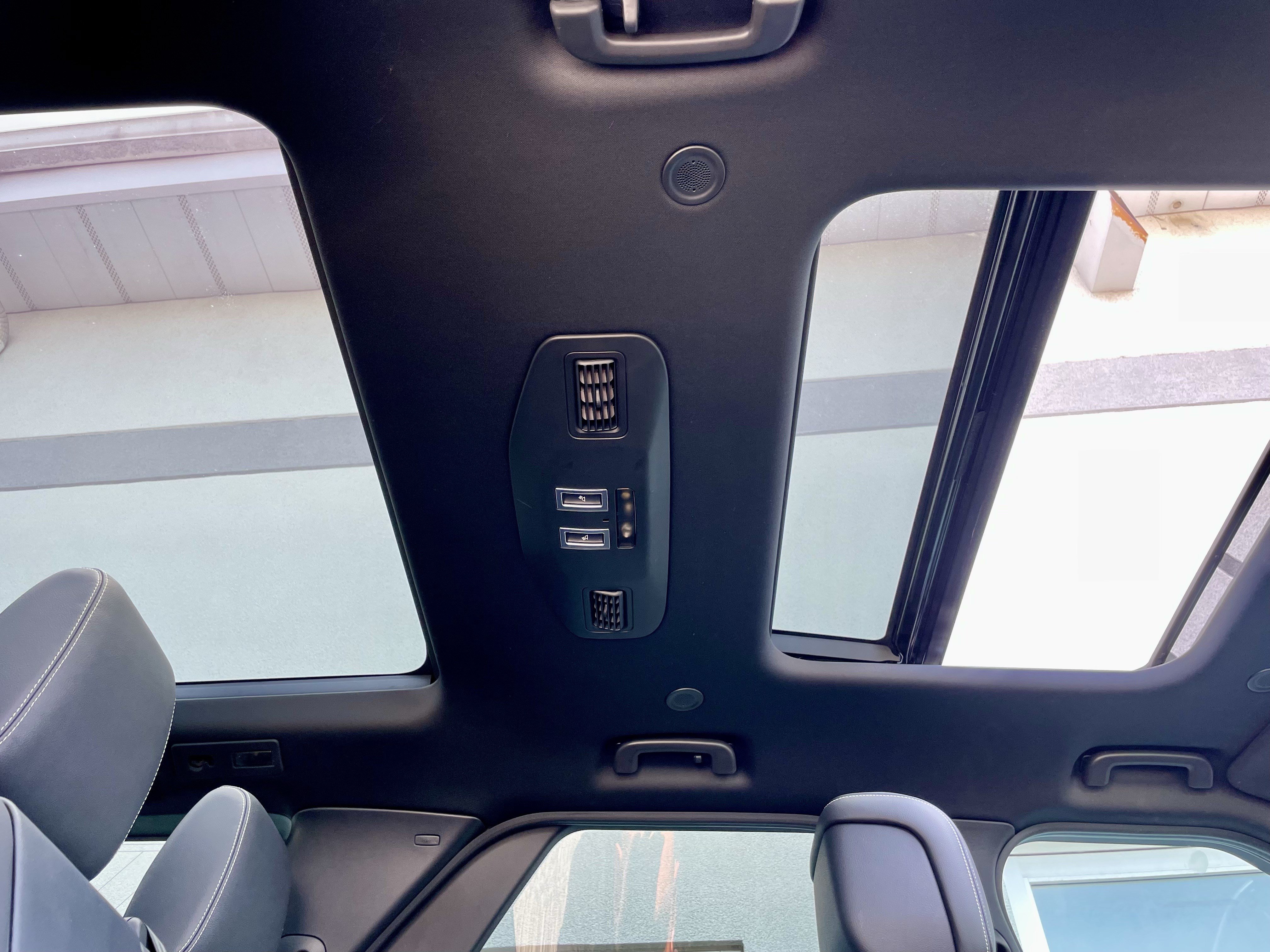 Certified 2025 Land Rover Discovery Dynamic SE AWD/4WD image 19