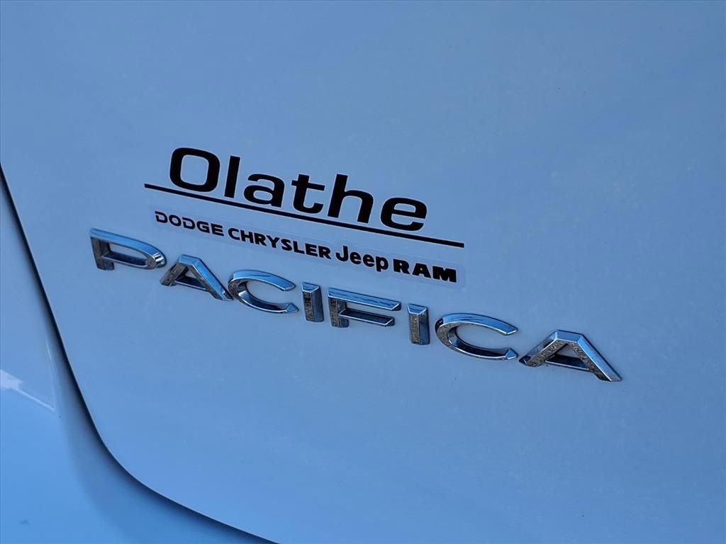 Certified 2024 Chrysler Pacifica Touring-L image 20