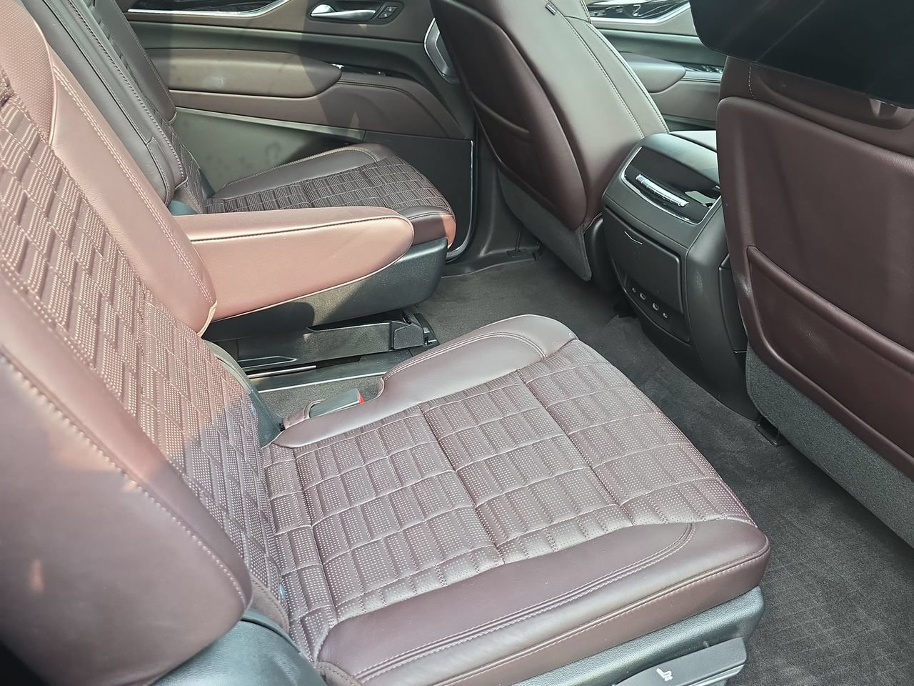 Certified 2023 Cadillac Escalade ESV Premium Luxury Platinum w/ LPO, Radiant Package AWD/4WD image 28