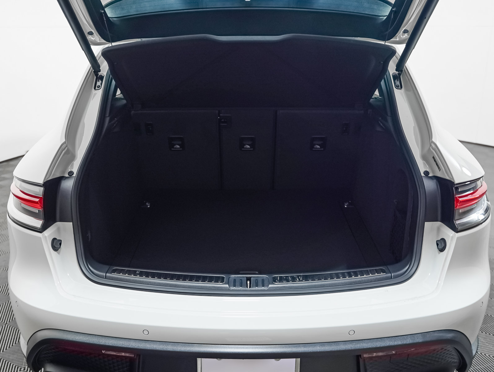 Certified 2023 Porsche Macan AWD/4WD image 25