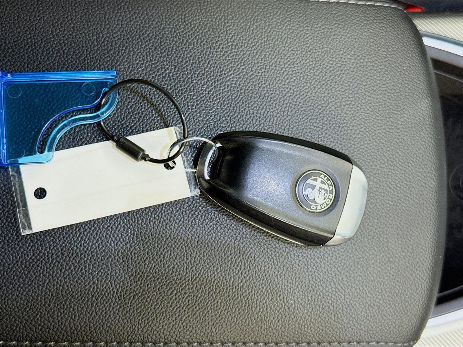 Used 2024 Alfa Romeo Giulia Veloce image 25