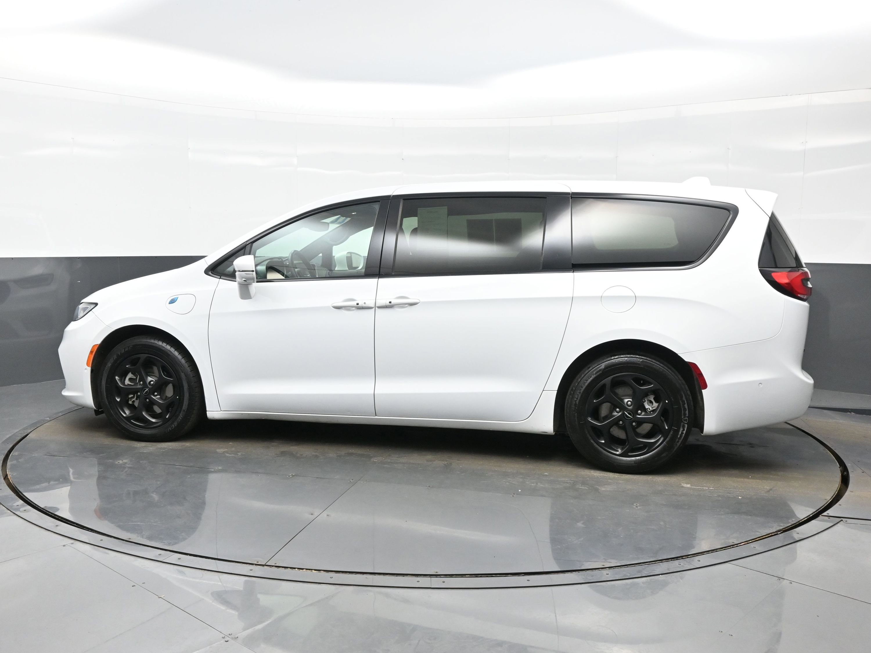 Used 2022 Chrysler Pacifica Touring-L w/ Uconnect Theater Family Group image 3