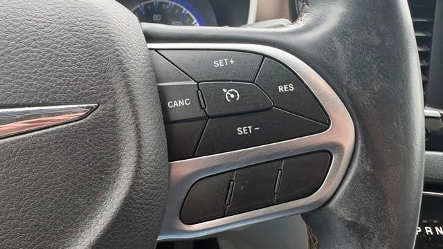 Used 2018 Chrysler Pacifica Touring-L w/ Tire & Wheel Group FWD image 23