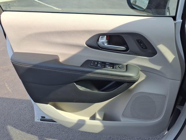 Used 2024 Chrysler Pacifica Touring-L FWD image 14
